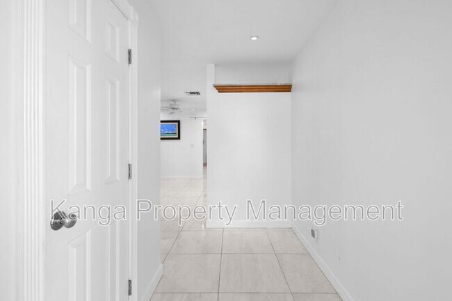 Building Photo - 244 Greymon Dr