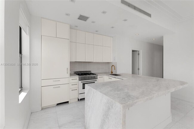 Building Photo - 2421 Lake Pancoast Dr