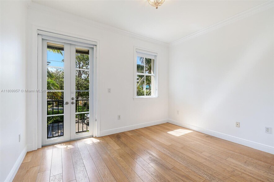 Building Photo - 464 Fernwood Rd