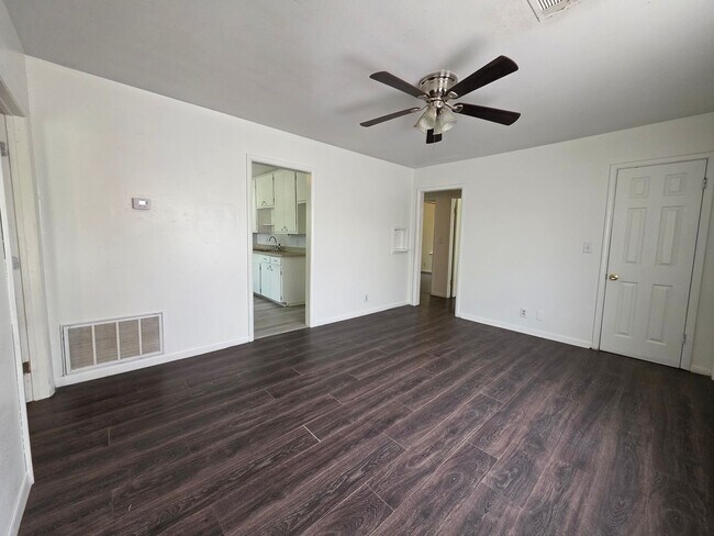 Building Photo - 3 Bed 1 Bath Home in Shawnee!