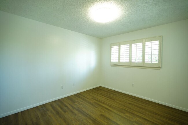 Building Photo - 220 Lilac Ct