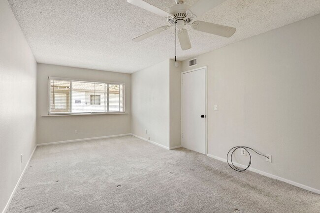 Building Photo - Santee Condo 3 bedroom Upstairs Unit.