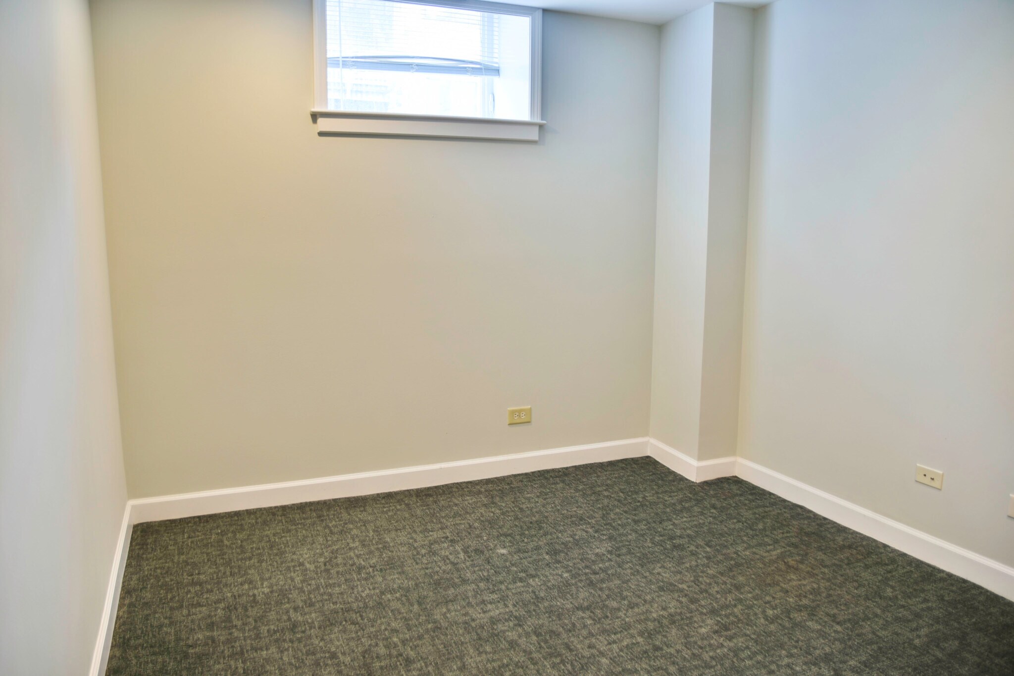Building Photo - 850 W Cornelia Ave