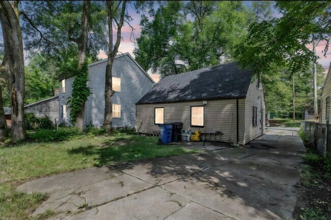 Building Photo - 10012 Elizabeth Ave