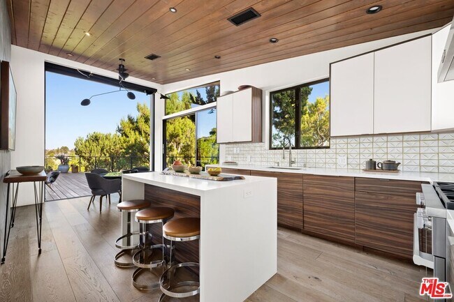 Building Photo - 2652 Byron Pl