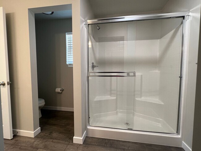Building Photo - Newer 3 bed 2 bath with a home office just...