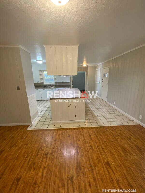 Building Photo - 212 N Poplar St