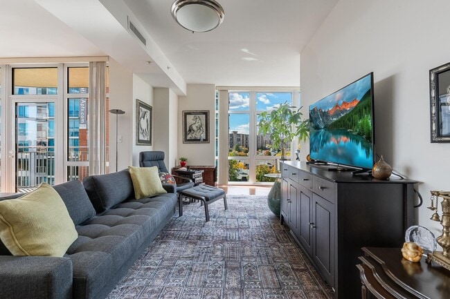 Building Photo - 8220 Crestwood Heights Dr