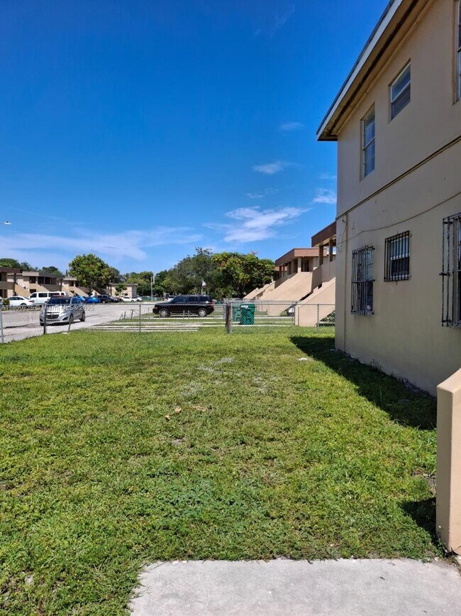 Building Photo - 4725 NW 33rd Ave