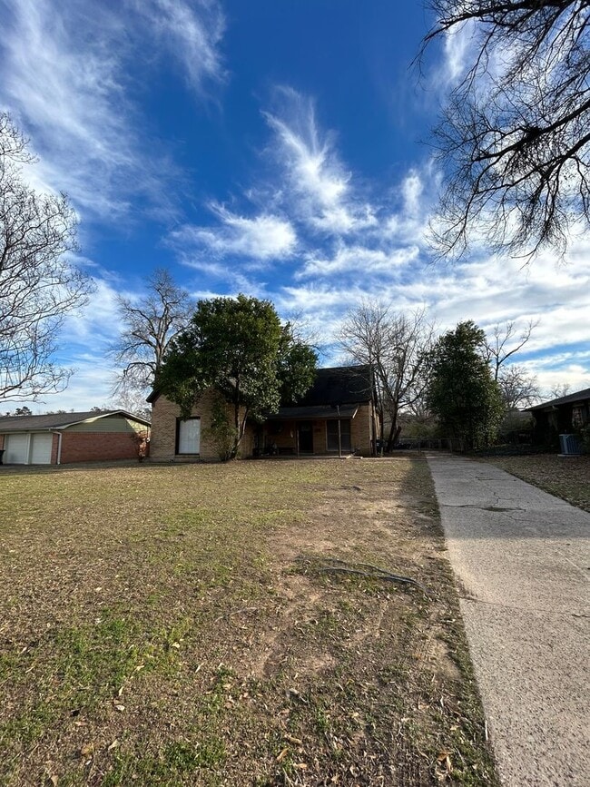 Building Photo - 3 bed/1 bath Duplex