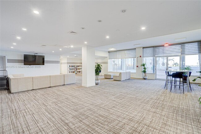 Building Photo - 10350 W Bay Harbor Dr