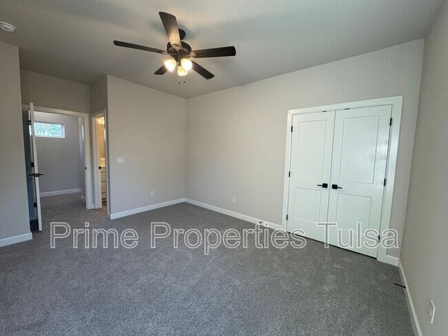 Building Photo - 1102 E Delmar Pl