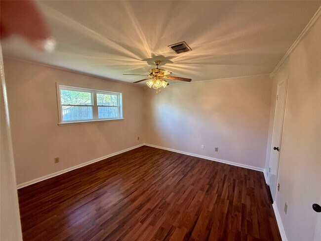 Building Photo - 1109 Sally Anne Dr