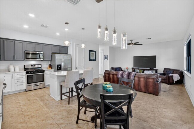 Building Photo - 4651 Pinehurst Trl E