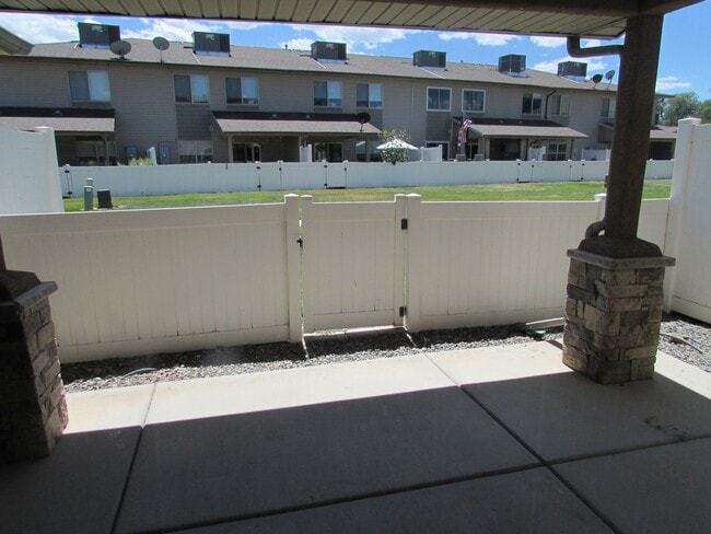 Building Photo - Bright 2 bed 2 1/4 bath Town Home