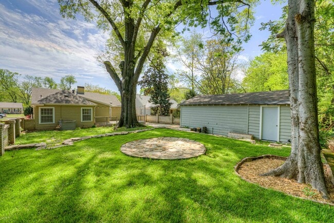 Building Photo - Beautiful 3 bed/3 full baths PLUS flex spa...