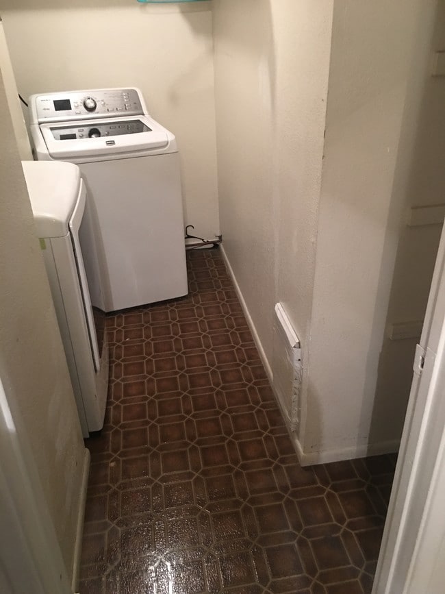 Building Photo - Ready to move-in 1BD apartment