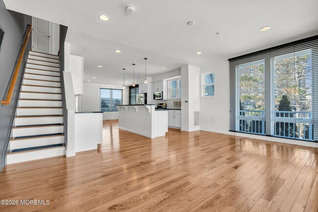 Building Photo - 807 Kingsley St