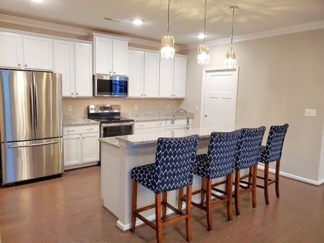 Building Photo - Marketing title- 4 bedroom/ 3 bathrooms- The Promenade at John Tyler