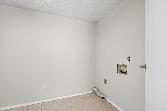 Building Photo - 4185 Willow Park Dr