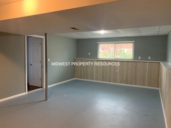 Building Photo - 719 S Park Dr