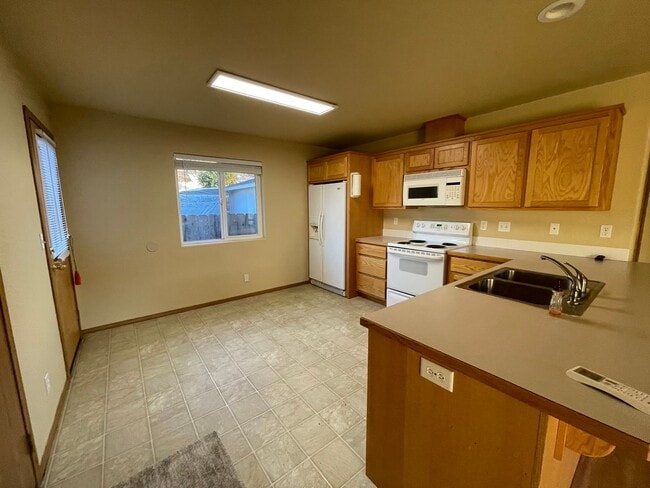 Building Photo - 300 Currier Ave