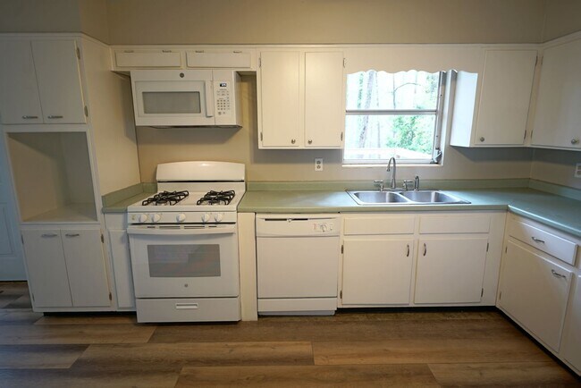 Building Photo - Sublease: Available 7/22/25 Beautiful 4/2 ...