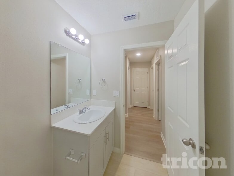 Building Photo - 5475 Summer Sunset Dr