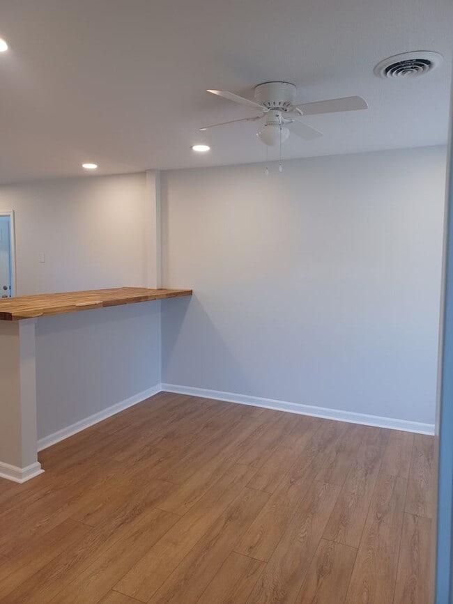 Building Photo - Welcome to this beautiful 4-bedroom, 2-bathroom home located in the desirable Virginia Beach, VA