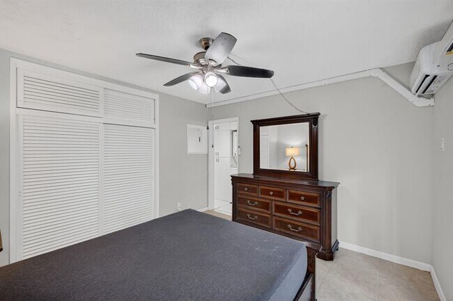 Building Photo - 2624 NE 30th Pl