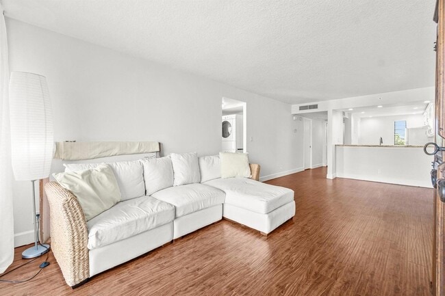 Building Photo - 15 Royal Palm Way