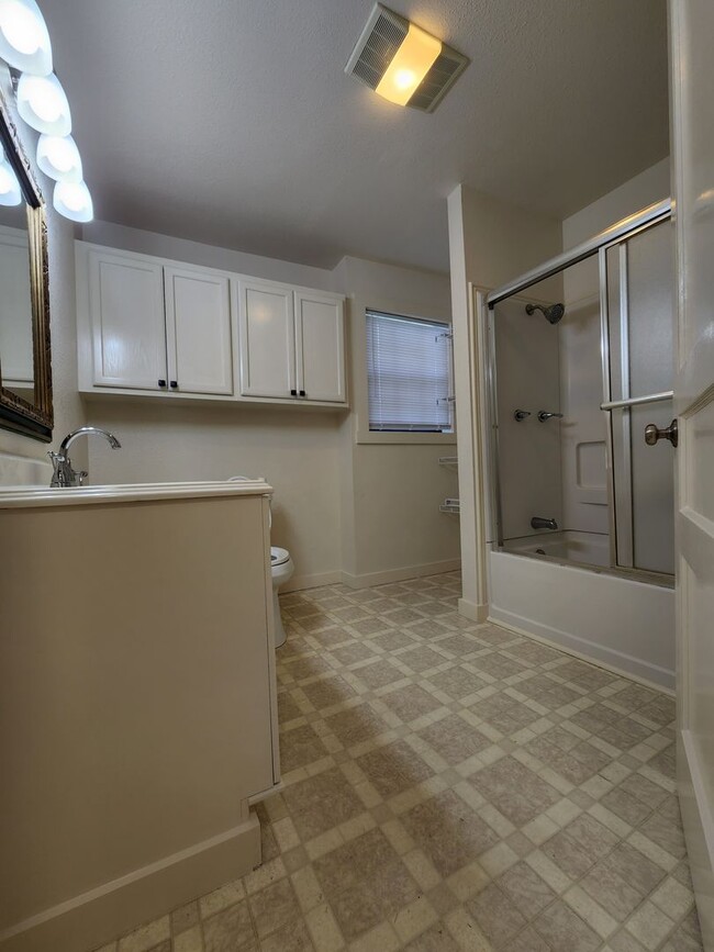 Building Photo - 1827 S Fredonia St