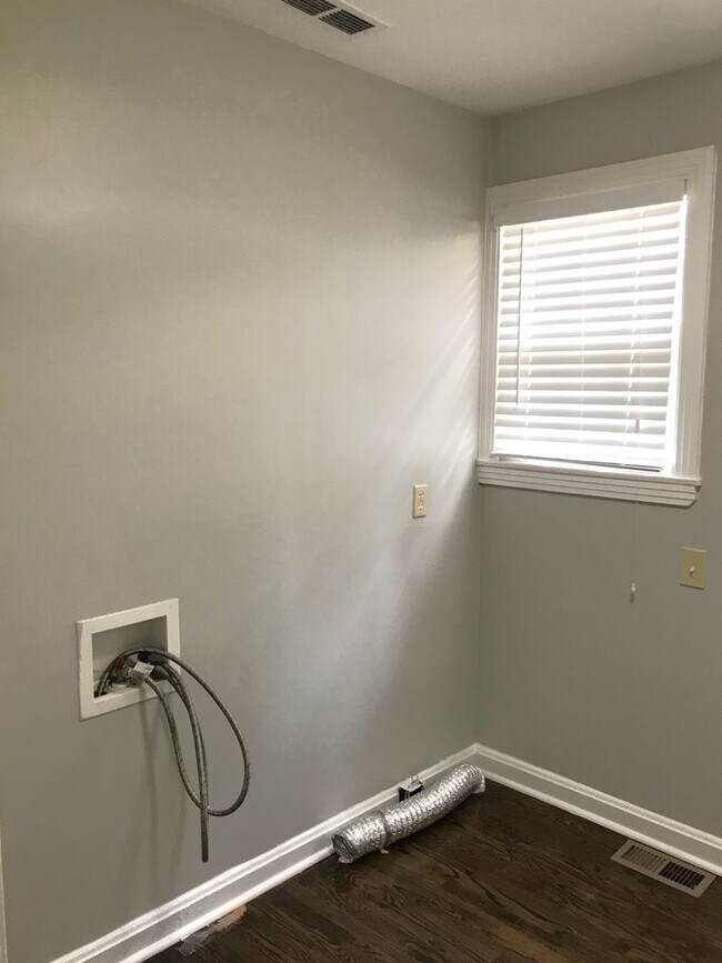 Building Photo - 3-Bedroom 2-Bath Home in Prime West Nashvi...