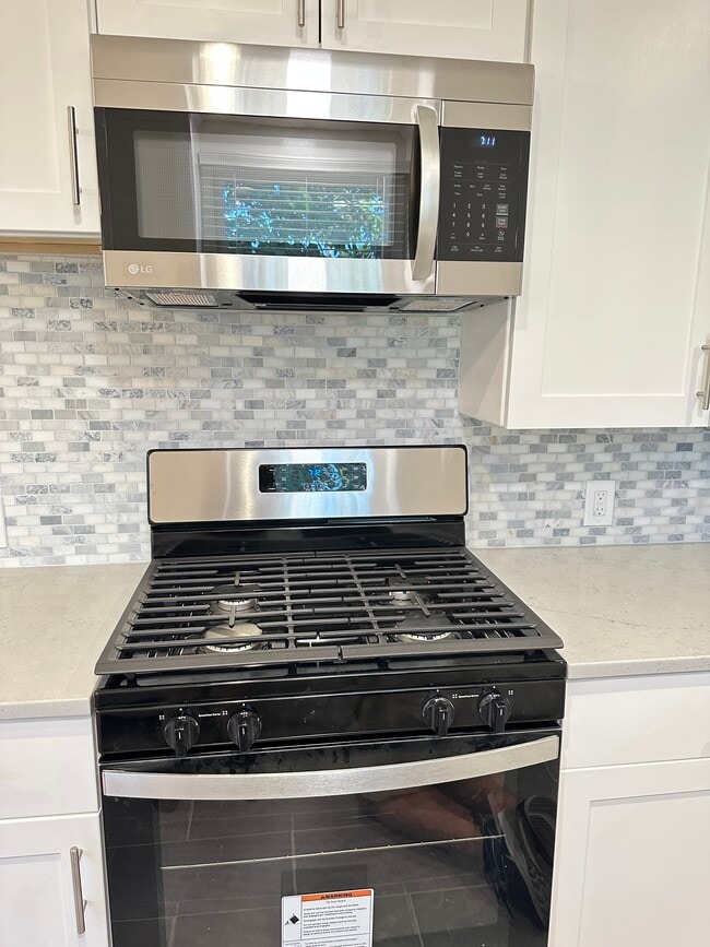 New Gas Stove and Microwave - 306 N Screenland Dr