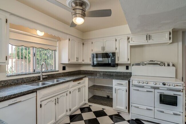 Building Photo - Spacious Tucson Rental Home with Pool & Mo...