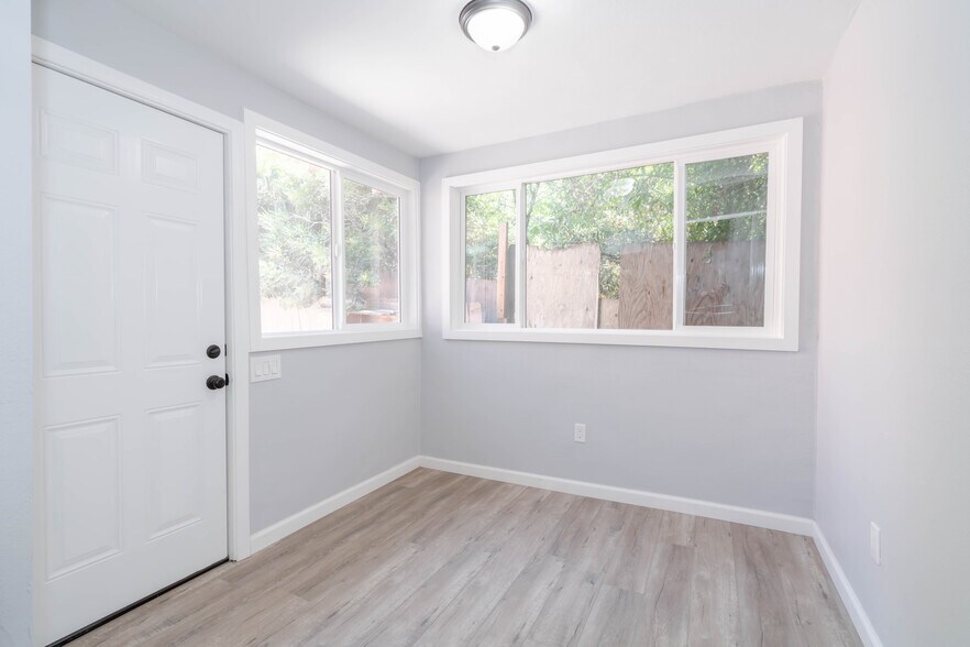 Building Photo - 2718 Pomeroy Ave