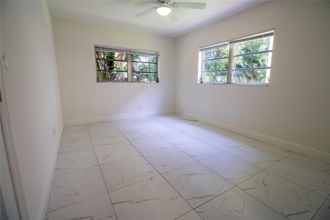 Building Photo - 1423 SW 2nd St