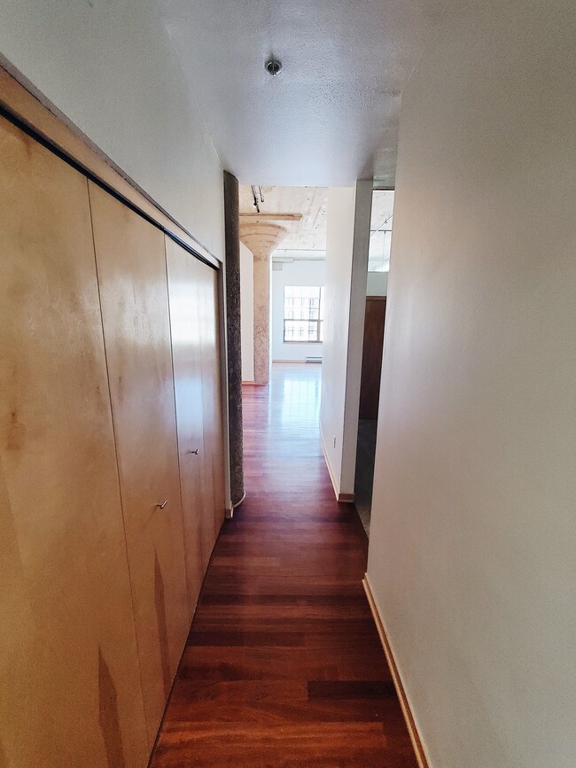 Building Photo - Stunning 1BED/1BATH Third Ward Condo