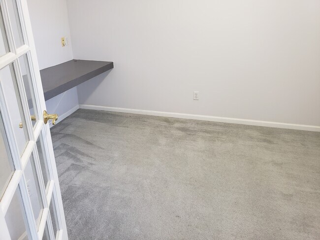 Building Photo - 3910 Old Elm Dr SE