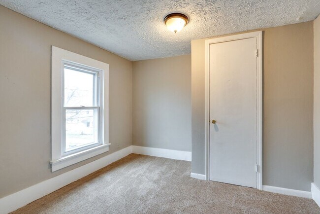 Building Photo - 2 WEEKS FREE RENT! Kenmore 3BR with Update...