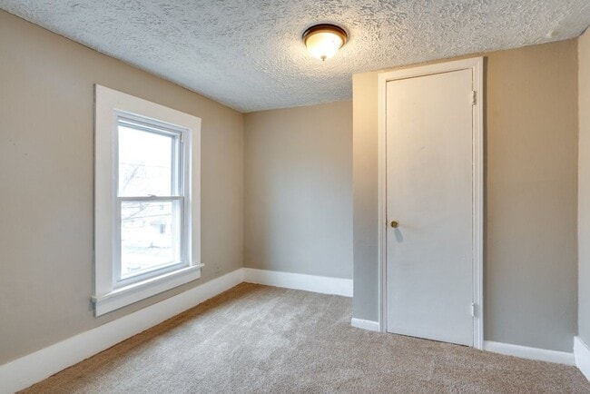 Building Photo - 949 Ella Ct