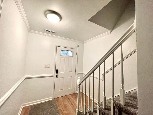 Building Photo - 3 bedroom townhome! Fenced backyard.