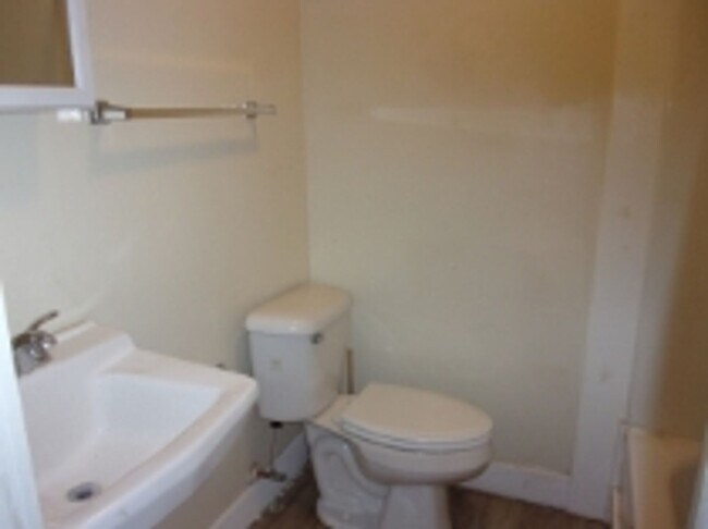 Building Photo - 347 Friedham