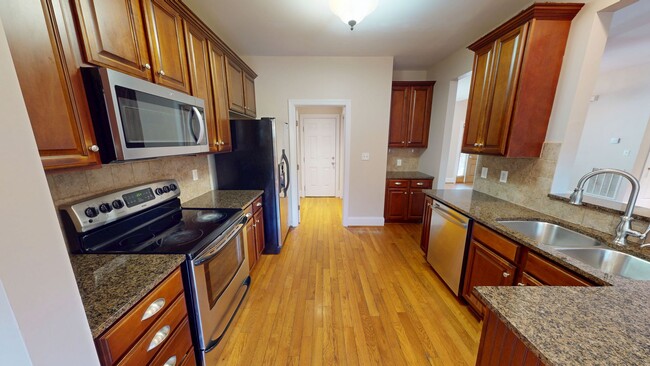 Building Photo - Large 5 Bedroom with Large Fenced in Back ...
