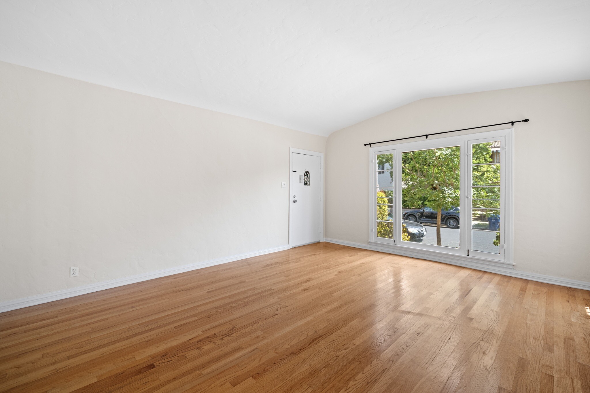 Building Photo - 429 N Gardner St