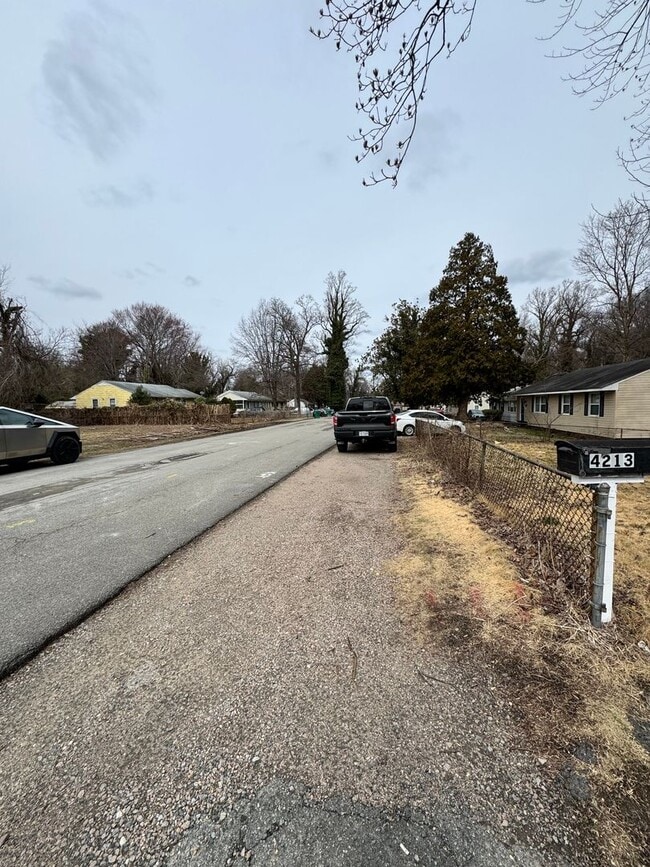 Building Photo - 5 bed 2 bath, central all electric HVAC, laundry, fenced yard house!