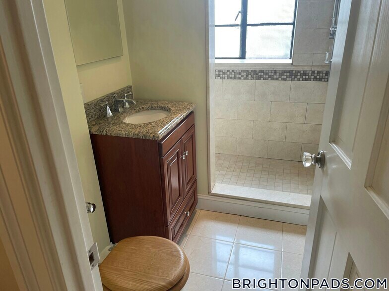 Building Photo - 97 Strathmore Rd