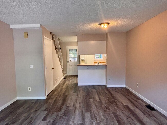 Building Photo - Newly Renovated 2-Bed Townhome Near Kingsborough Park — Available Now
