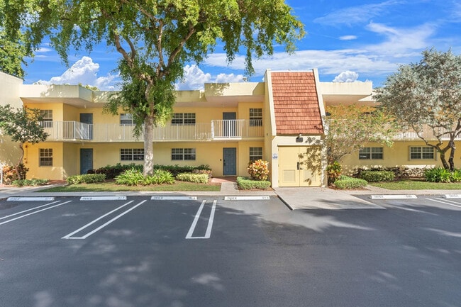 Building Photo - 500 Oaks Ln