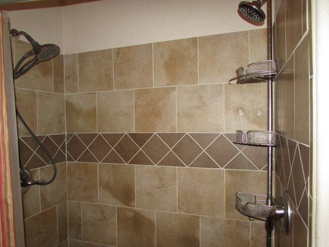 Building Photo - 3 BEDROOM | 3 BATH | DOUBLE CAR GARAGE | T...
